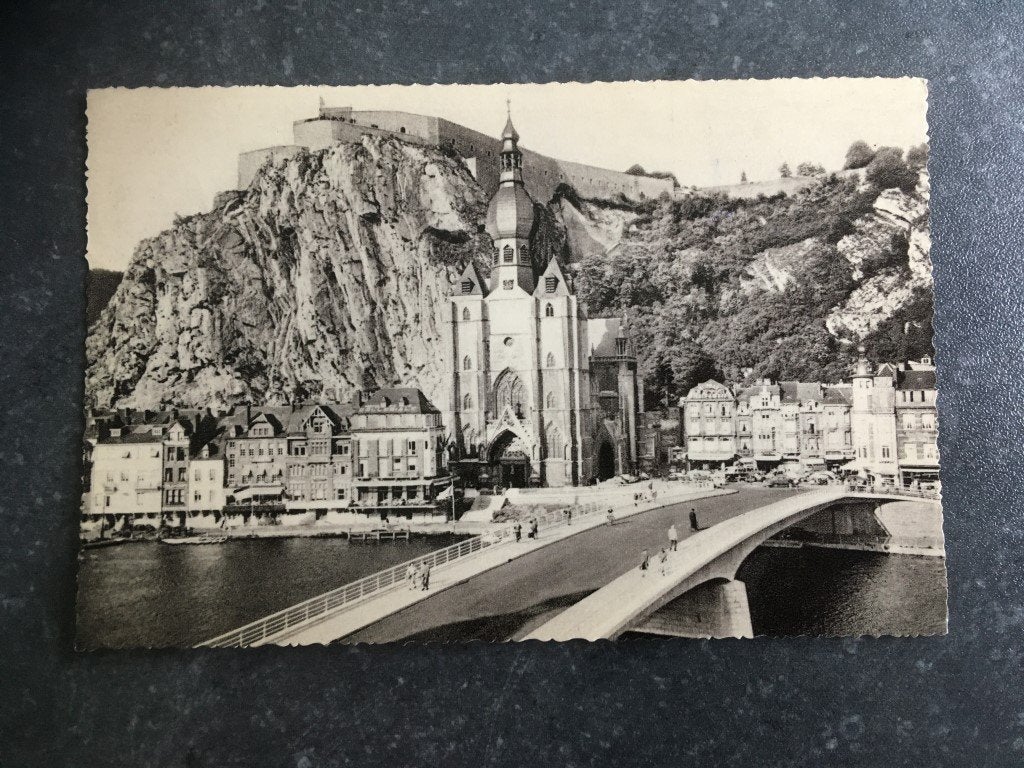 postkaart Collegiale kerk Onze-Lieve-Vrouw van Dinant, Ophalen of Verzenden, Namen