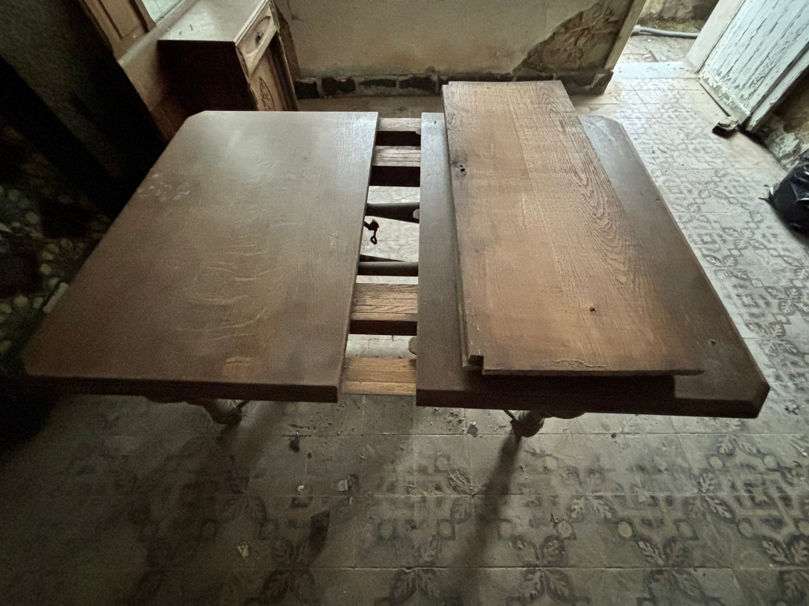 Table bois brut sculptée, Enlèvement, Comme neuf