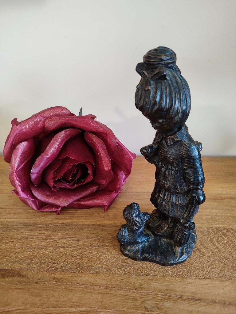 Meisje met hond. Gemerkt AP 85. 28 cm hoog, Ophalen of Verzenden, Zo goed als nieuw, Mens