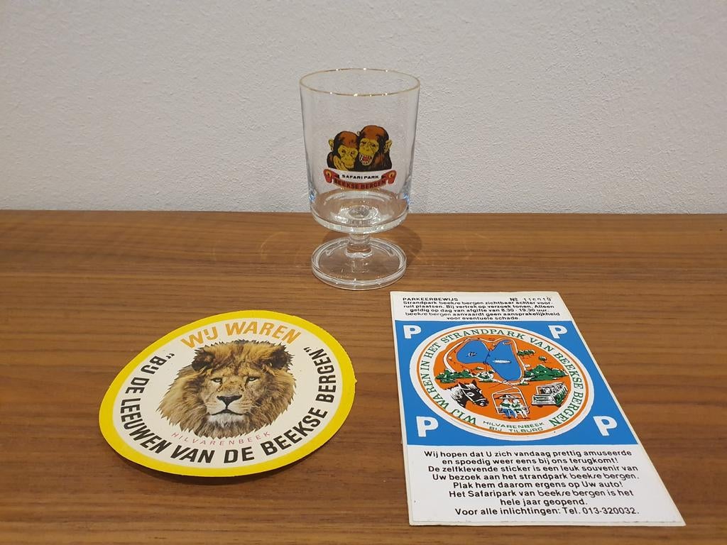 Beekse Bergen - souvenir glas ('70) + 2 oude stickers, Ophalen of Verzenden
