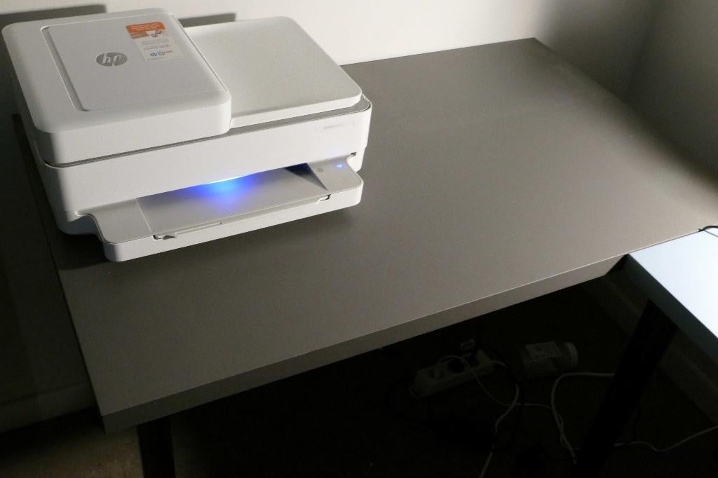 BUREAU DONKERGRIJS VAN IKEA, Ophalen, Zo goed als nieuw, IKEA, Zwart