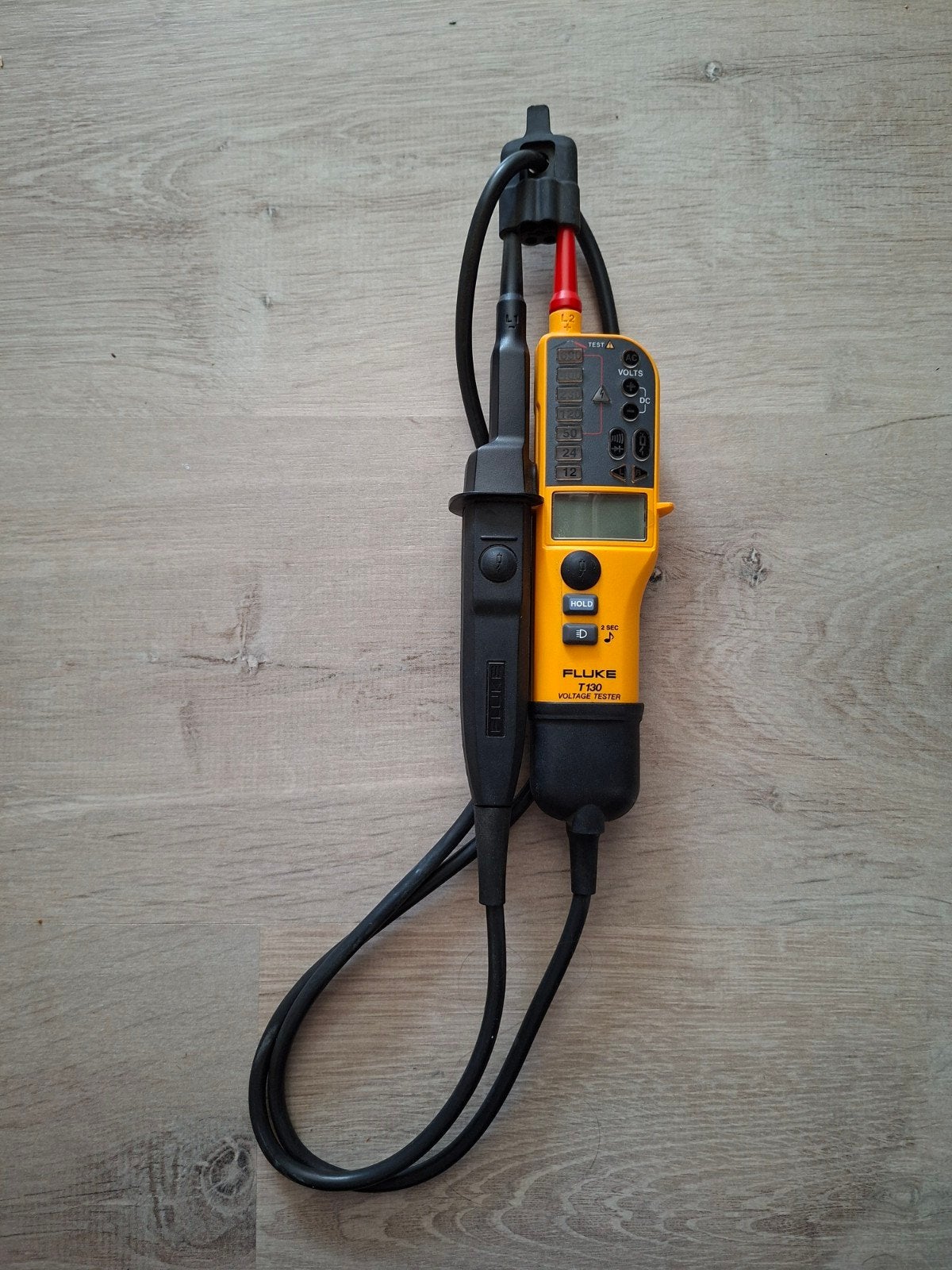 Fluke T130 Spanningstester, Doe-het-zelf en Bouw, Meetapparatuur, Ophalen of Verzenden, Zo goed als nieuw, Elektriciteit