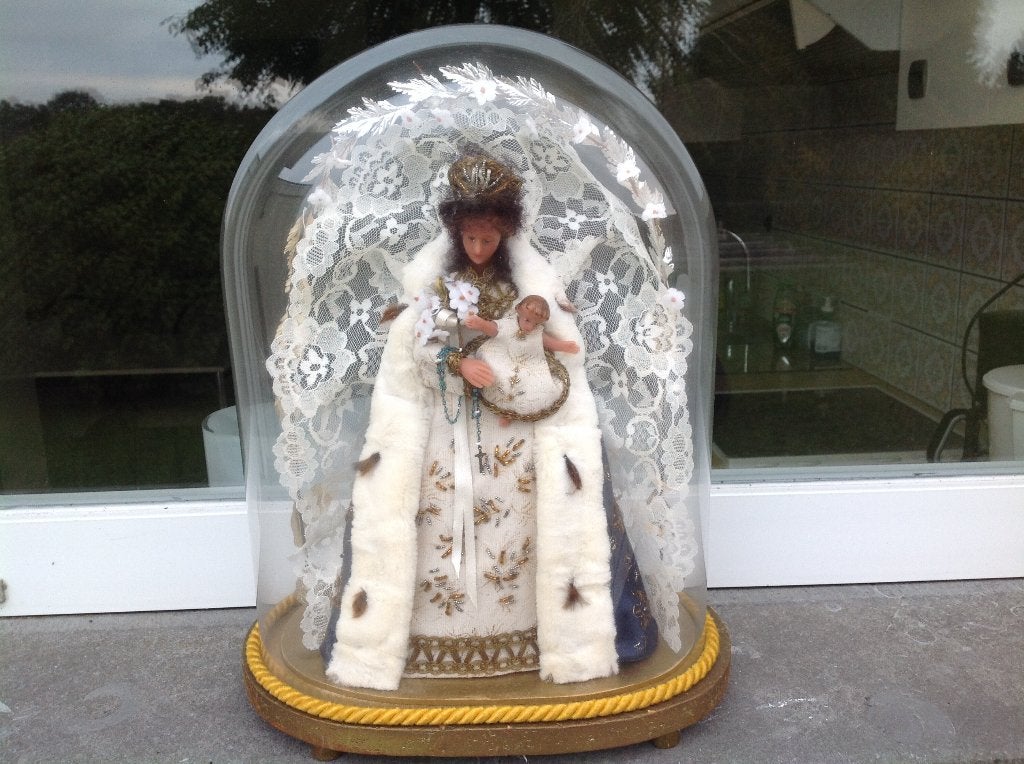 Statue de Marie sous une cloche de verre, Enlèvement ou Envoi