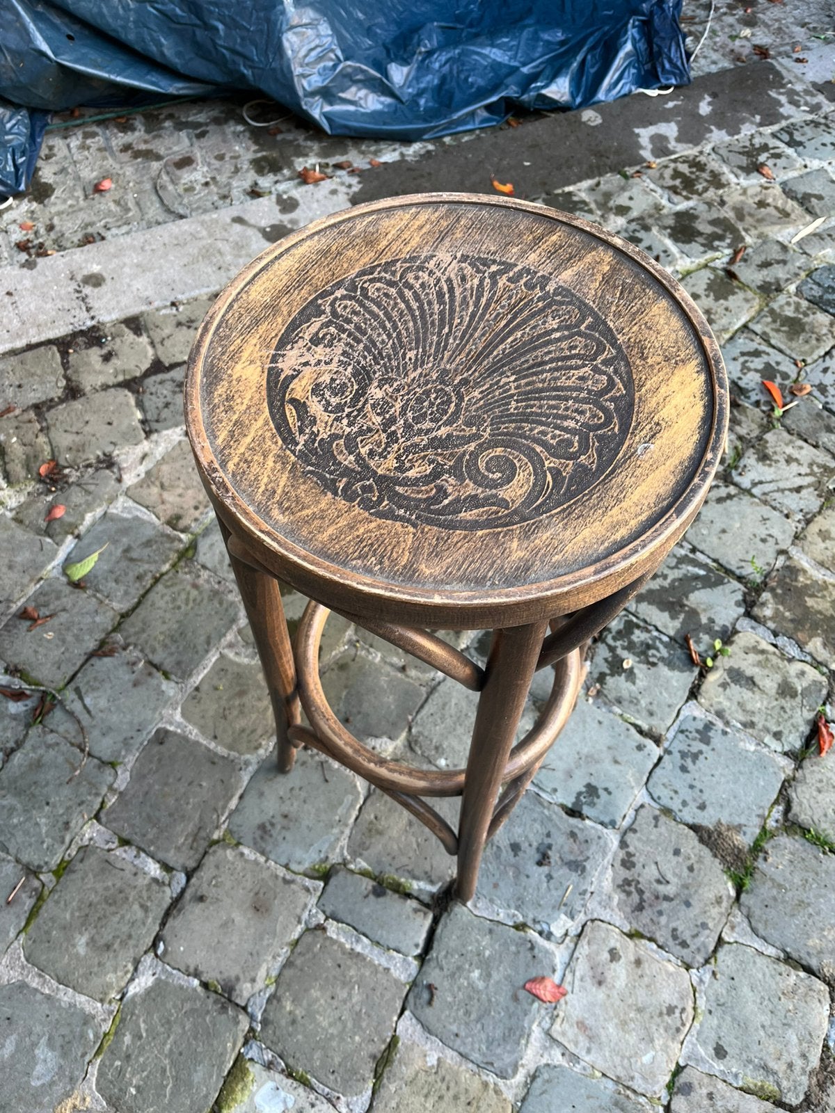 Barkruk - Thonet met insigne in zitting, Enlèvement