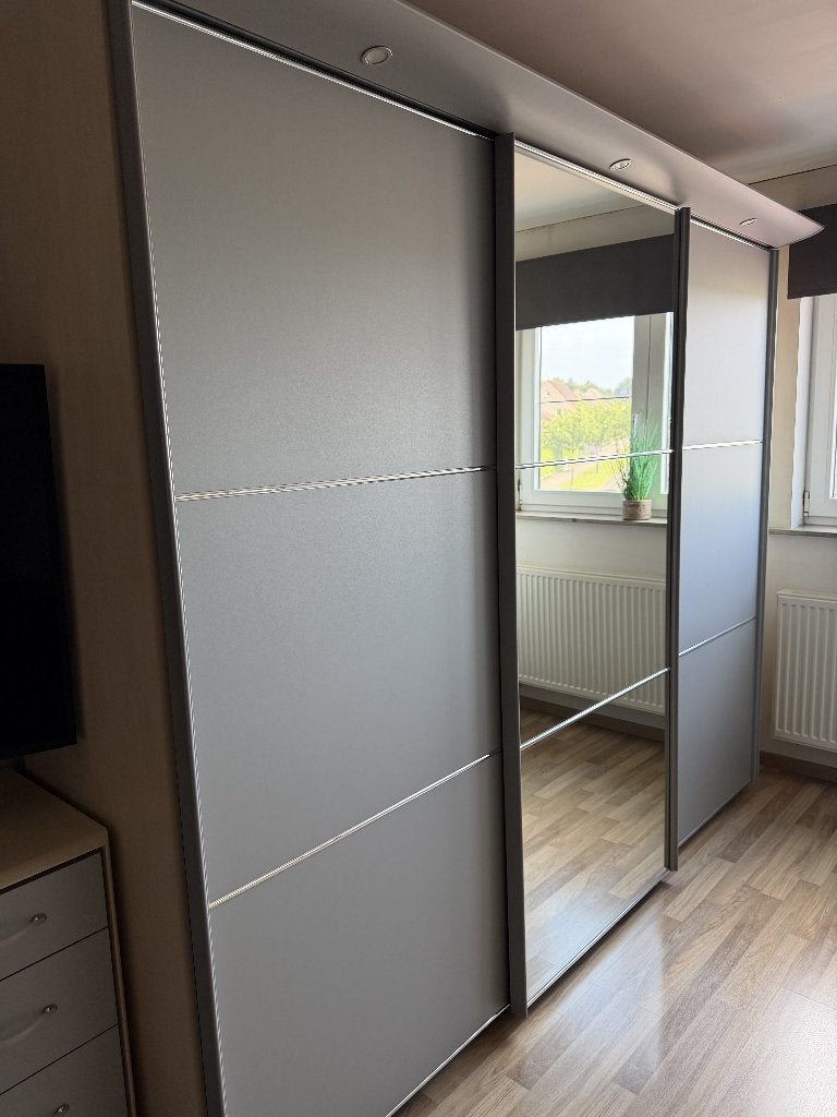 Kleerkast B: 2450 - H: 2100 met 3 schuifdeuren, Huis en Inrichting, Kasten | Kleerkasten, Ophalen, Gebruikt, 200 cm of meer, 75 cm of meer