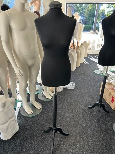 paspop buste etalagepop torso op houten 3 poot 55 euro, Ophalen of Verzenden