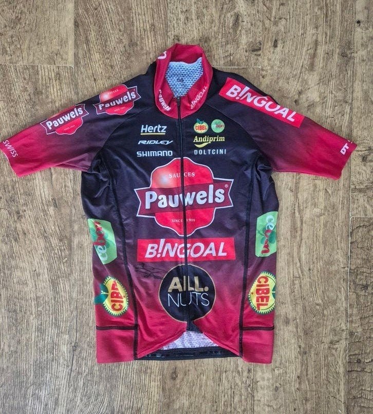 Pull dédicacé par Eli Iserbyt — Charity, Enlèvement ou Envoi, Neuf