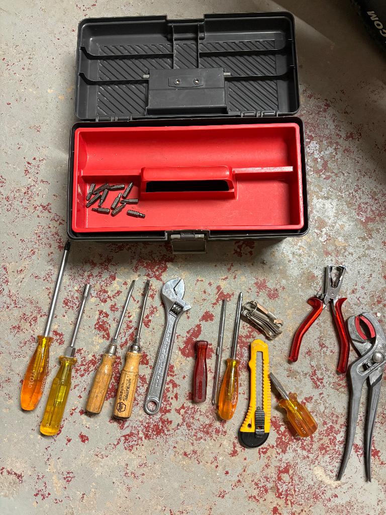 Coffre à outil et quelques outils, Doe-het-zelf en Bouw, Gereedschapskisten, Ophalen, Gebruikt