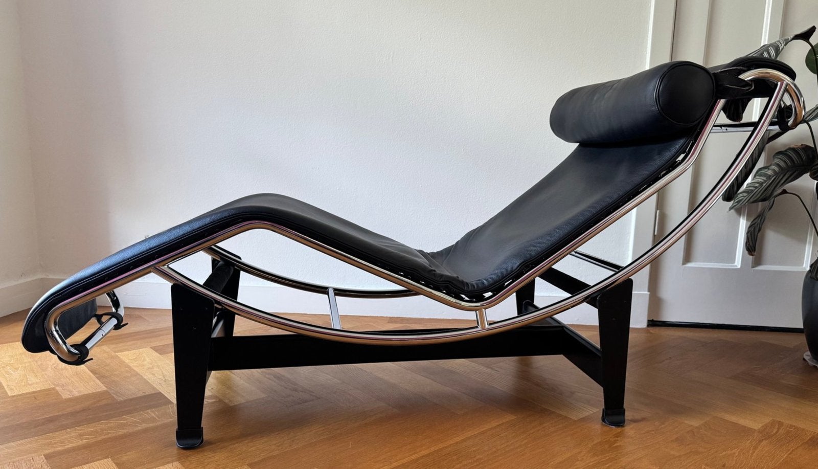 Cassina LC4 Le Corbusier - Tijdloze Designklassieker, Huis en Inrichting, Ophalen of Verzenden, Zo goed als nieuw