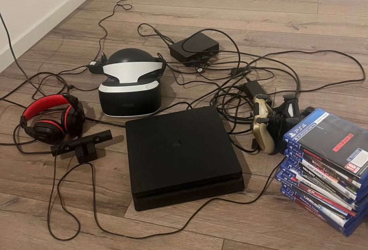 Playstation 4, vr bril, camera, 2 kaskes met docking,, Ophalen, Zo goed als nieuw