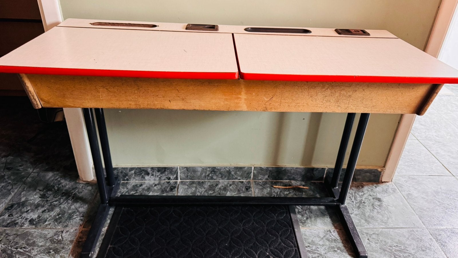 Dubbel vintage schoolbankje, Huis en Inrichting, Bureaus, Ophalen, Gebruikt, Hout, Schoolbureau