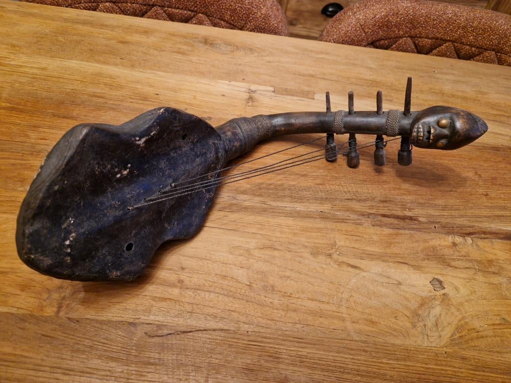 Afrikaanse harp met dierenhuid mangbetu, Antiek en Kunst, Ophalen of Verzenden