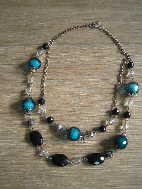 Collier pour femme couleurs argent - bleu - noir, Bijoux, Sacs & Beauté, Colliers, Enlèvement ou Envoi, Utilisé, Bleu, Autres matériaux