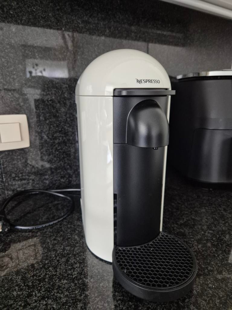Machine à café Nespresso Vertuo, Réservoir d'eau amovible, Enlèvement ou Envoi, Dosettes et capsules de café, Comme neuf
