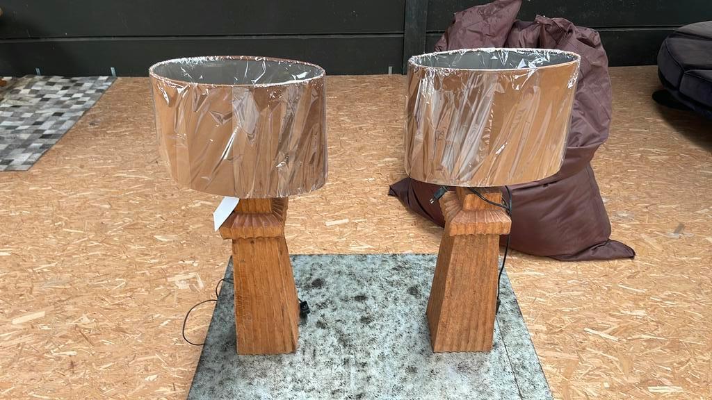 Hout handgesneden lampendair oud 2 stuk met nieuwe lampenkap, Ophalen, Zo goed als nieuw, Bruin
