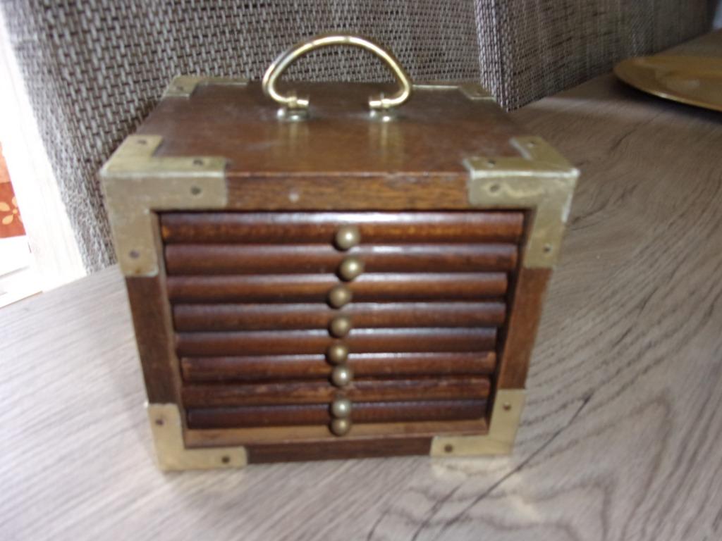 oude display met 8 onderzetters, Ophalen of Verzenden, Gebruikt, Glas of Kopje