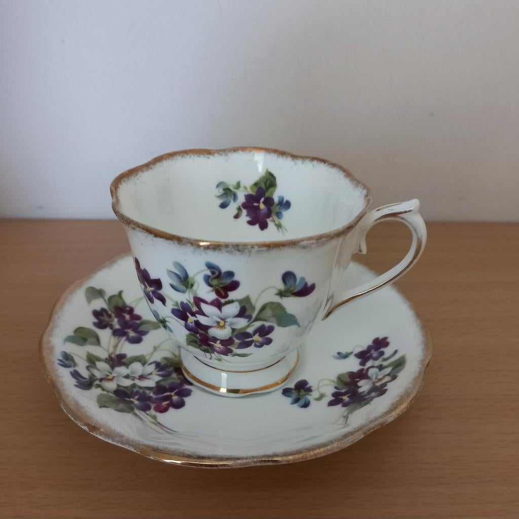 Royal Albert - kop en schorel Violets for Love, Ophalen, Zo goed als nieuw, Porselein, Kop en/of schotel