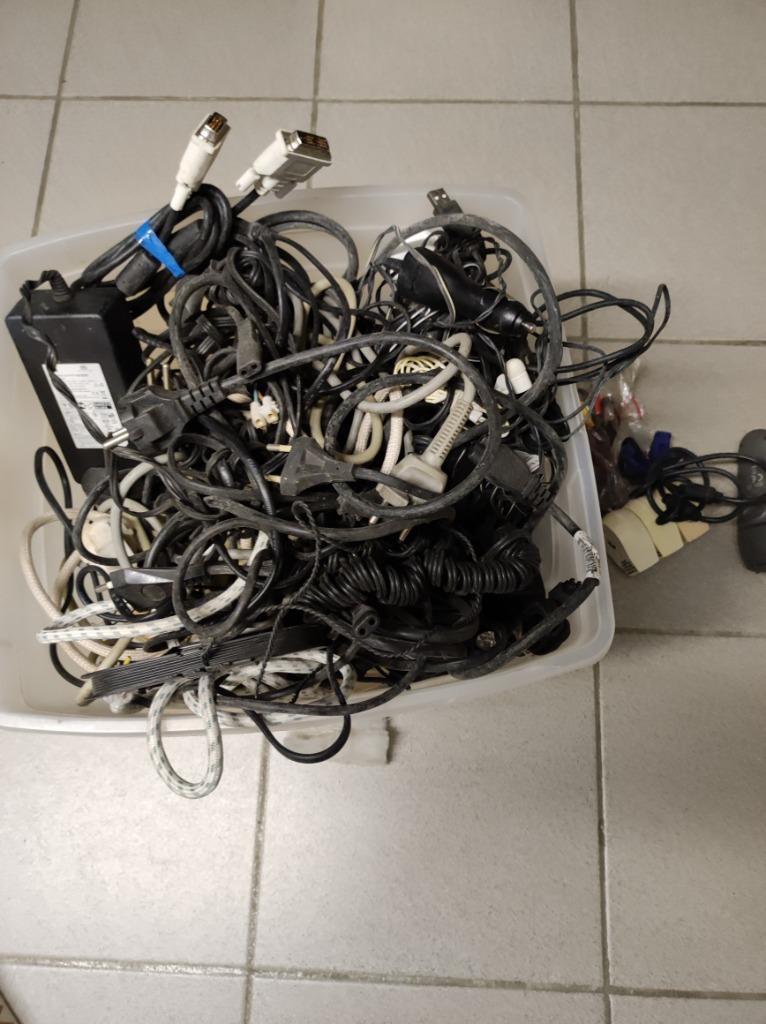 kabels ,adapters ,opladers ,allerhande, Ophalen, Zo goed als nieuw, 2 tot 5 meter, Overige kabels
