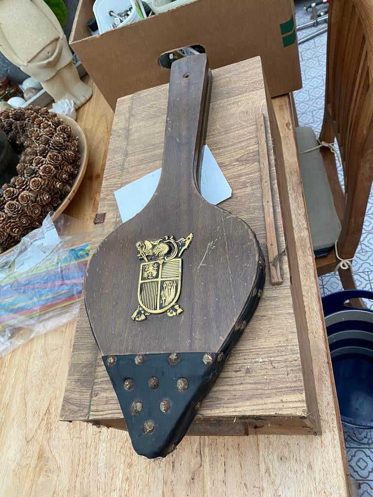Antieke blaasgalg met koperen schild, Ophalen