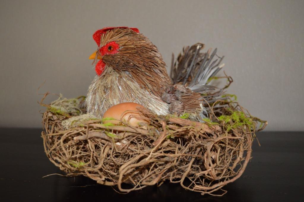 paasdecoratie: kip op nest, Diversen, Pasen, Ophalen of Verzenden, Zo goed als nieuw