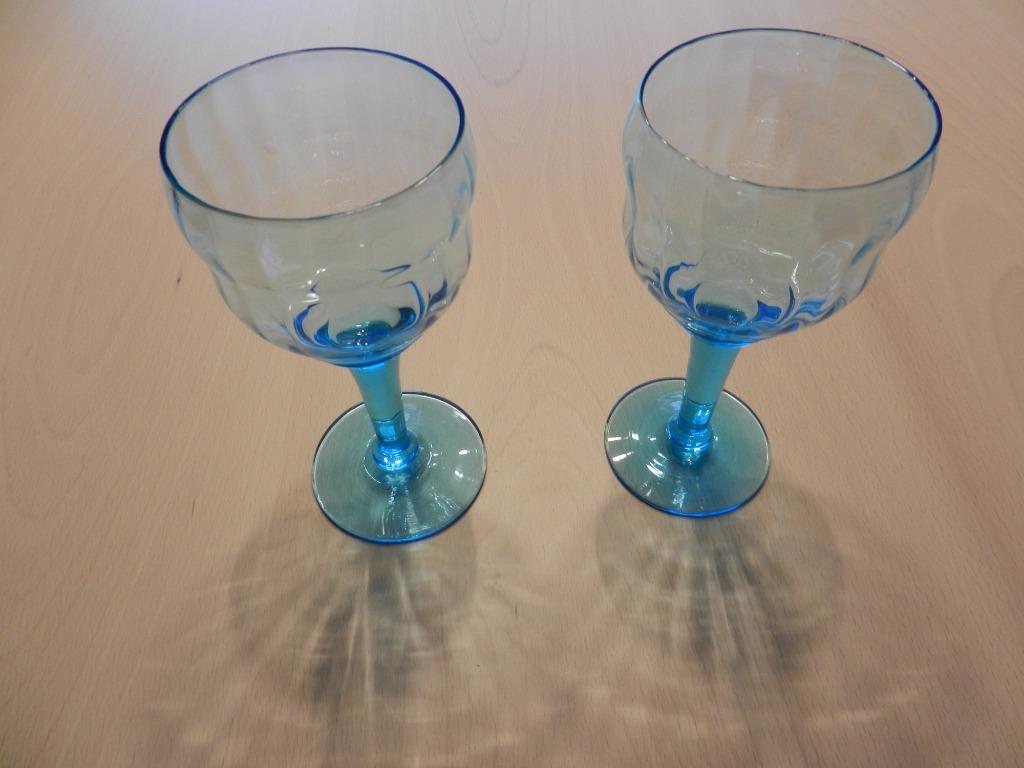 2 gekleurde glazen op voet, Ophalen of Verzenden