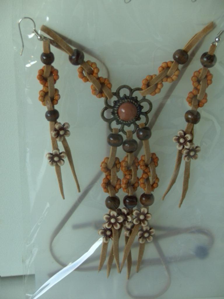 KETTING MET OORBELLEN KRANSJES EN BLOEMEN (4) NIEUW, Handtassen en Accessoires, Kettingen, Kunststof, Verstelbaar, Beige, Nieuw
