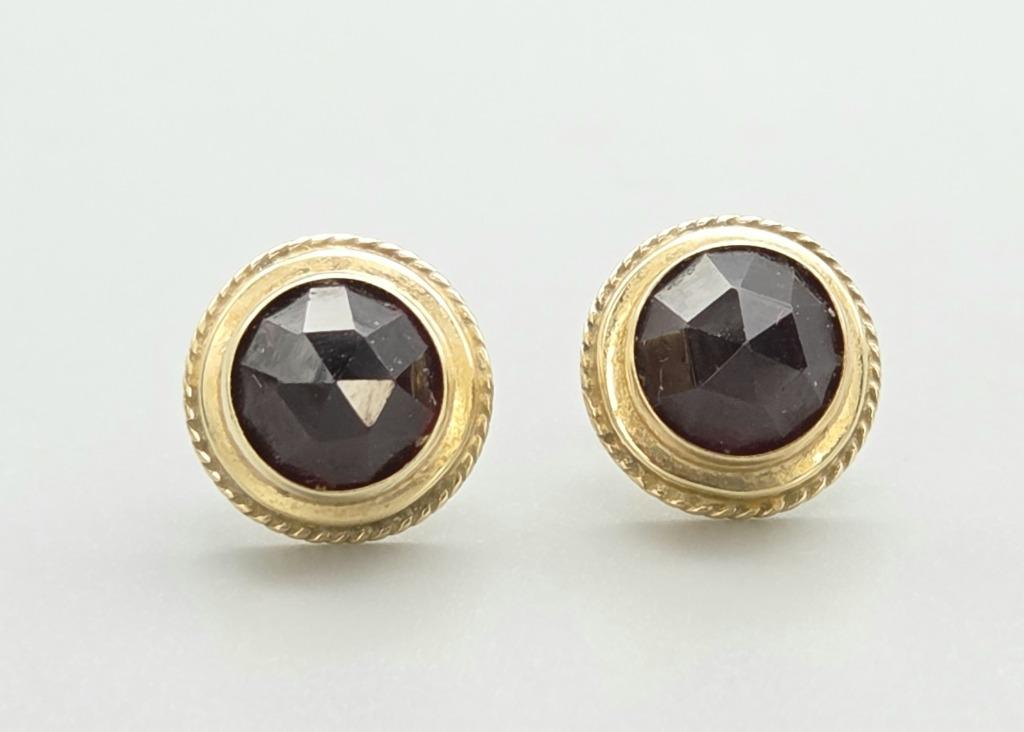 Antieke gouden oorbellen met edelsteen granaat. 2025/588, Handtassen en Accessoires, Oorbellen, Verzenden, Zo goed als nieuw, Met edelsteen