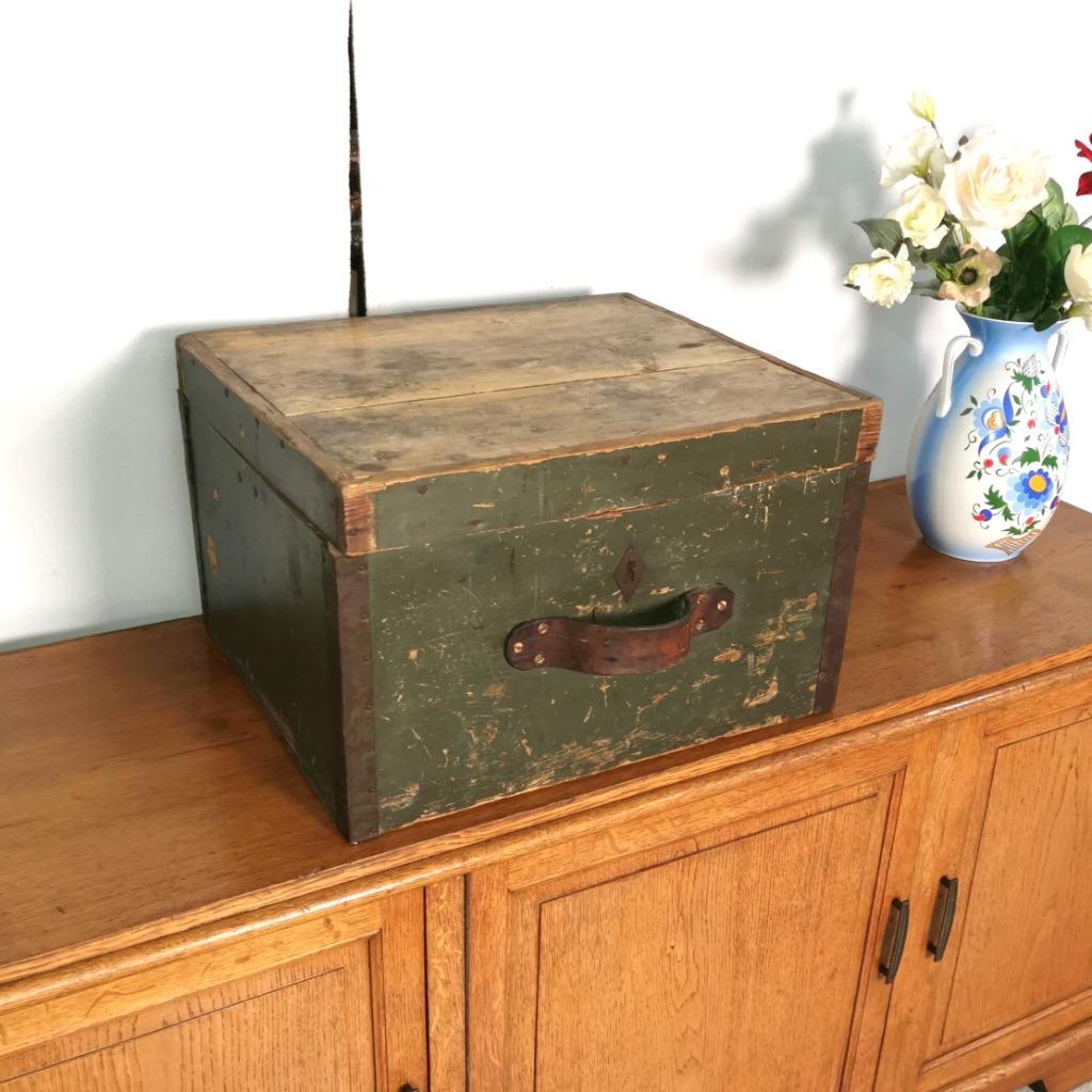 antiek groen houten koffer met leren handvat B 51 D 44 H 33, Antiek en Kunst, Ophalen of Verzenden