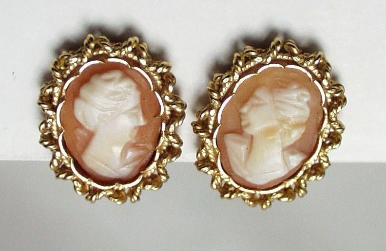 Clips d'oreille et camée camée vintage dorée., Enlèvement ou Envoi, Or, Boucles d'oreilles