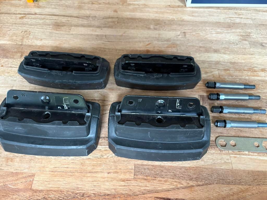 Thule montagekit 3169 voor BMW 5 serie sedan, Ophalen, Zo goed als nieuw