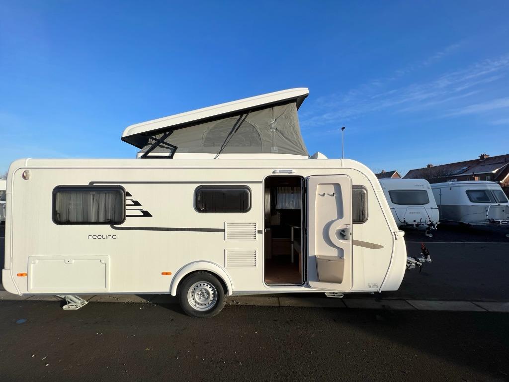 Eriba Feeling 442 lengtebedden & pop up dak, Caravans en Kamperen, Caravans, Bedrijf, tot en met 4, 1000 - 1250 kg, Eriba, 2 aparte bedden