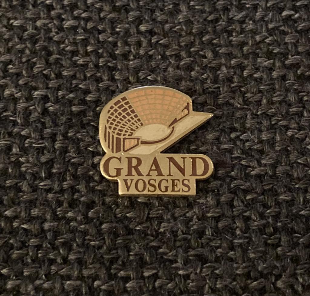 PIN - GRAND - VOSGES - VOGEZEN - FRANCE - FRANKRIJK, Envoi, Utilisé, Ville ou Campagne, Insigne ou Pin's