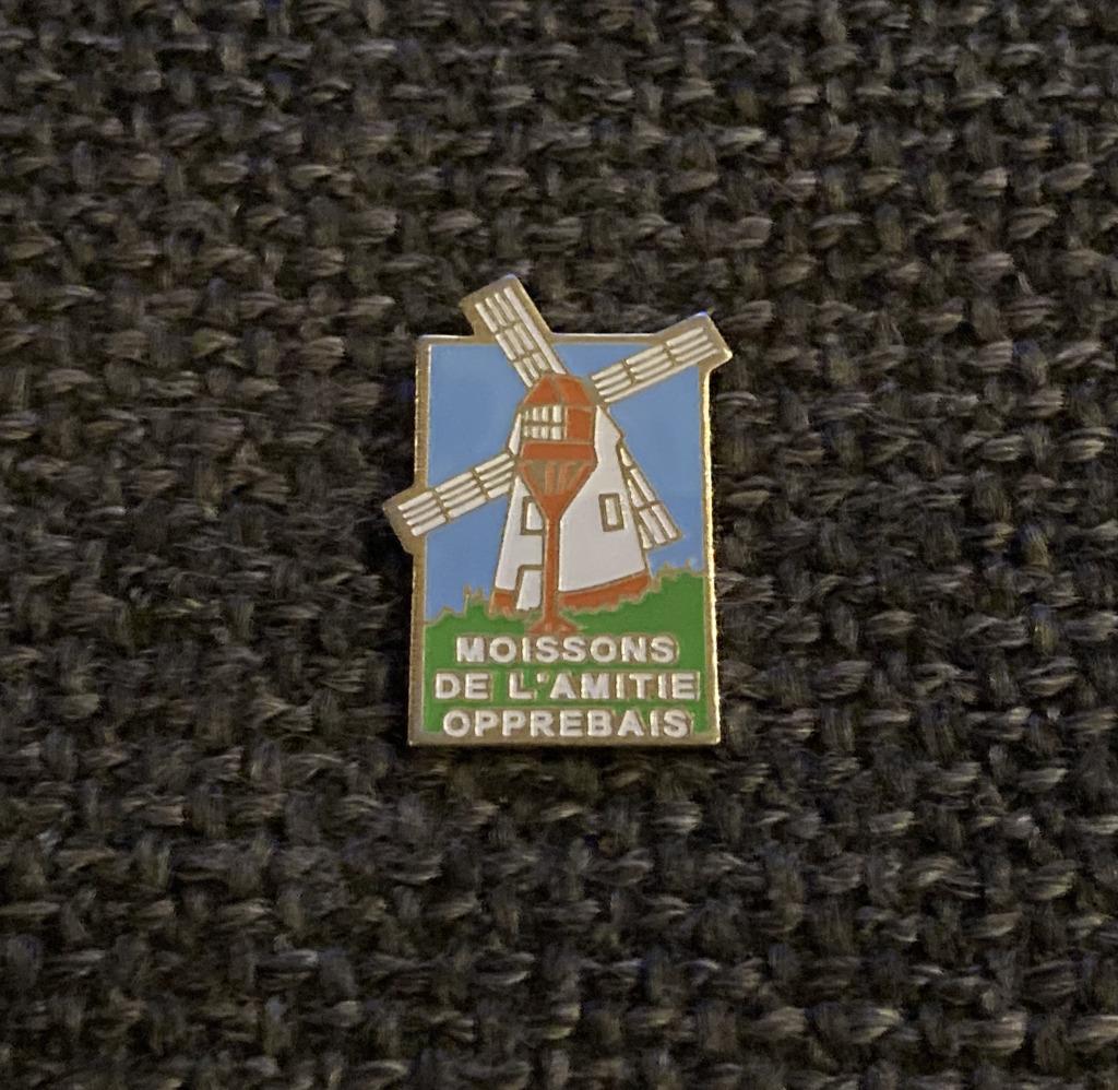 PIN - MOISSONS DE L'AMITIE - OPPREBAIS - MOULIN - MOLEN, Envoi, Utilisé, Ville ou Campagne, Insigne ou Pin's