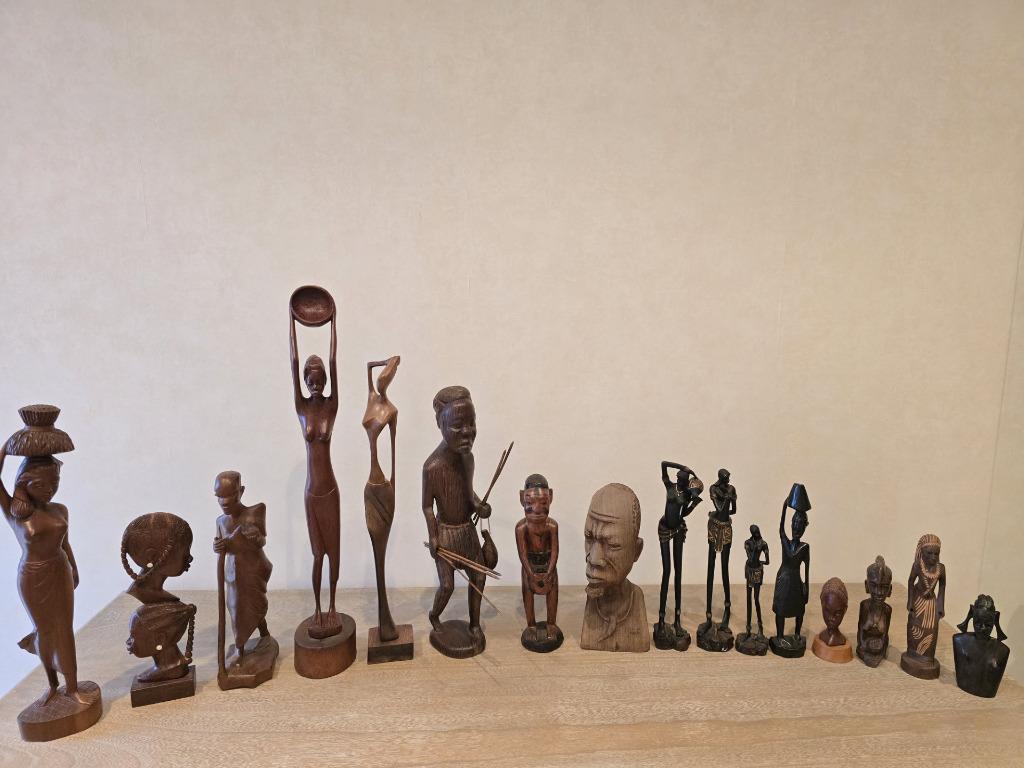 Set van 16 afrikaanse beeldjes, Ophalen
