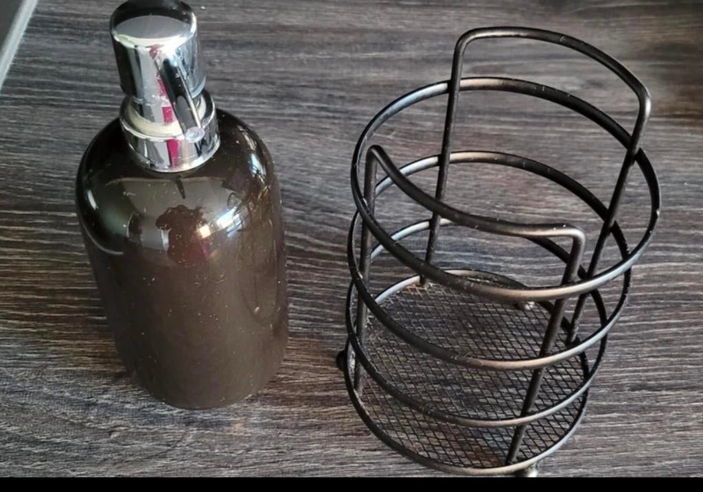 Lot bouteilles à savon et pot à ustensiles, Utilisé