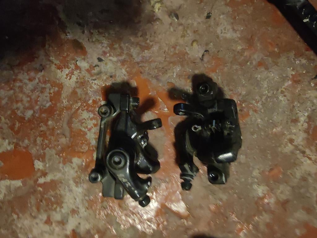 2 Freins avant arrière un vélo électrique