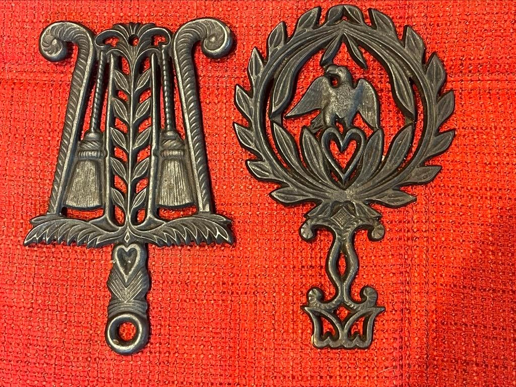 2 stuks antiek gietijzer 1949-51 keuken kom onderzetter, Ophalen