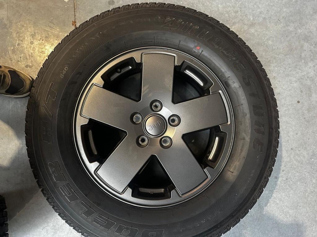 Velgen en banden NIEUW jeep sahara, Enlèvement, Pneu(s)