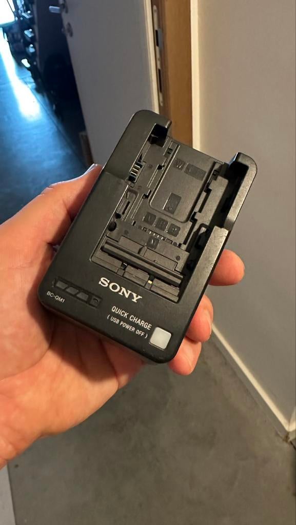 Sony batterij lader BC-QM1, Audio, Tv en Foto, Opladers, Ophalen, Zo goed als nieuw