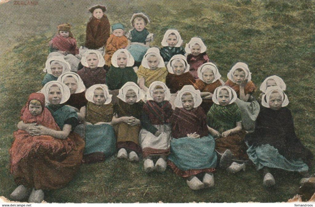 PAYS BAS ZEELAND CARTE POSTALE clogs · shoes · girls · natio, Collections, Cartes postales | Pays-Bas, Enlèvement ou Envoi, Avant 1920