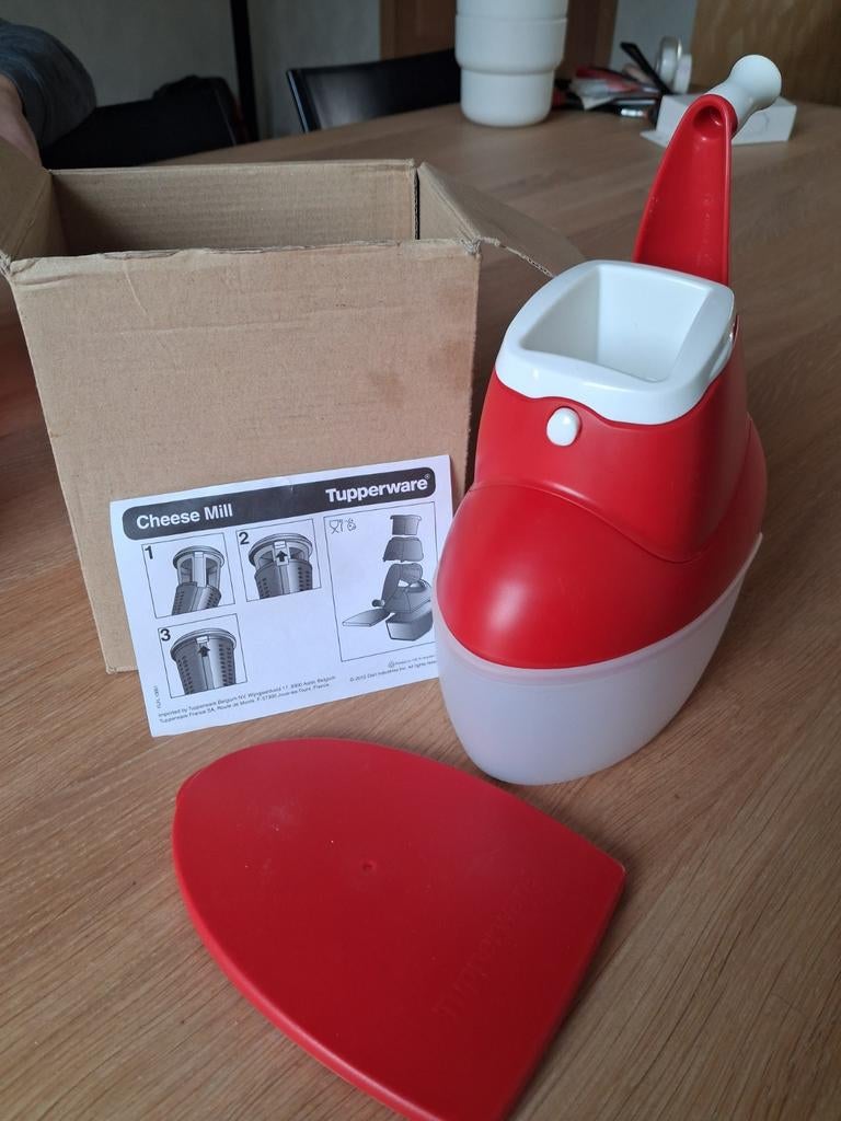 Tupperware kaasrasp, Ophalen