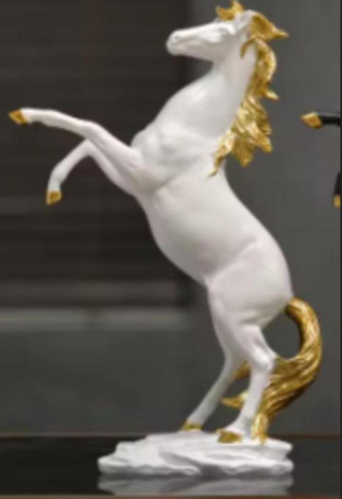 Belle statue d'un cheval cabré aux cheveux blancs dorés