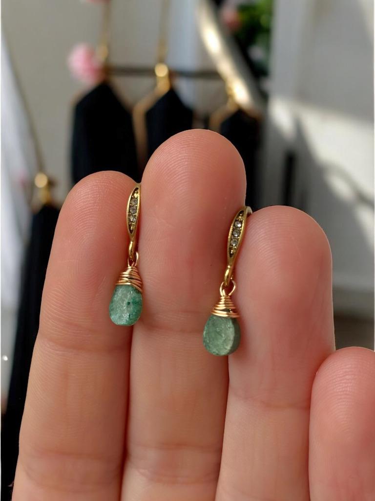 Earrings raw emerald verguld 18k, Handtassen en Accessoires, Oorbellen, Hangers, Nieuw, Ophalen of Verzenden, Met edelsteen