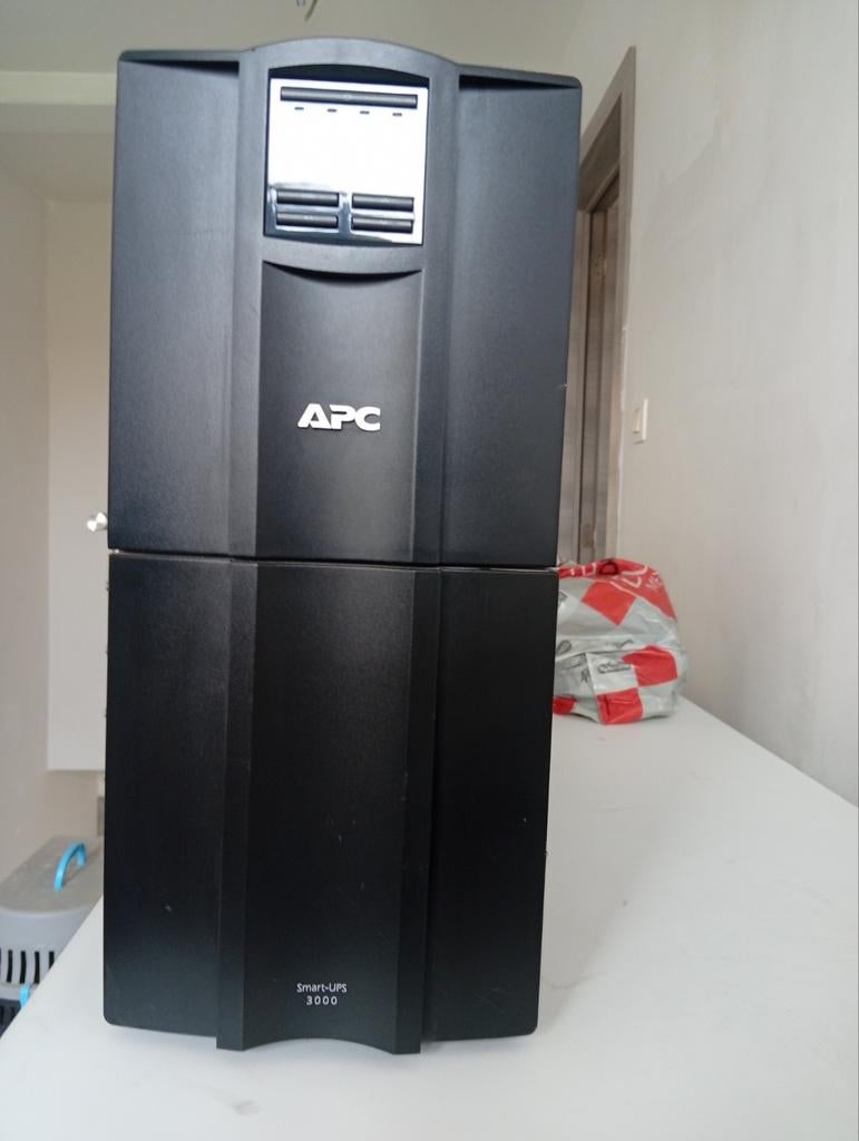 APC , batterie de secours Smart -UPS 3000, Ophalen