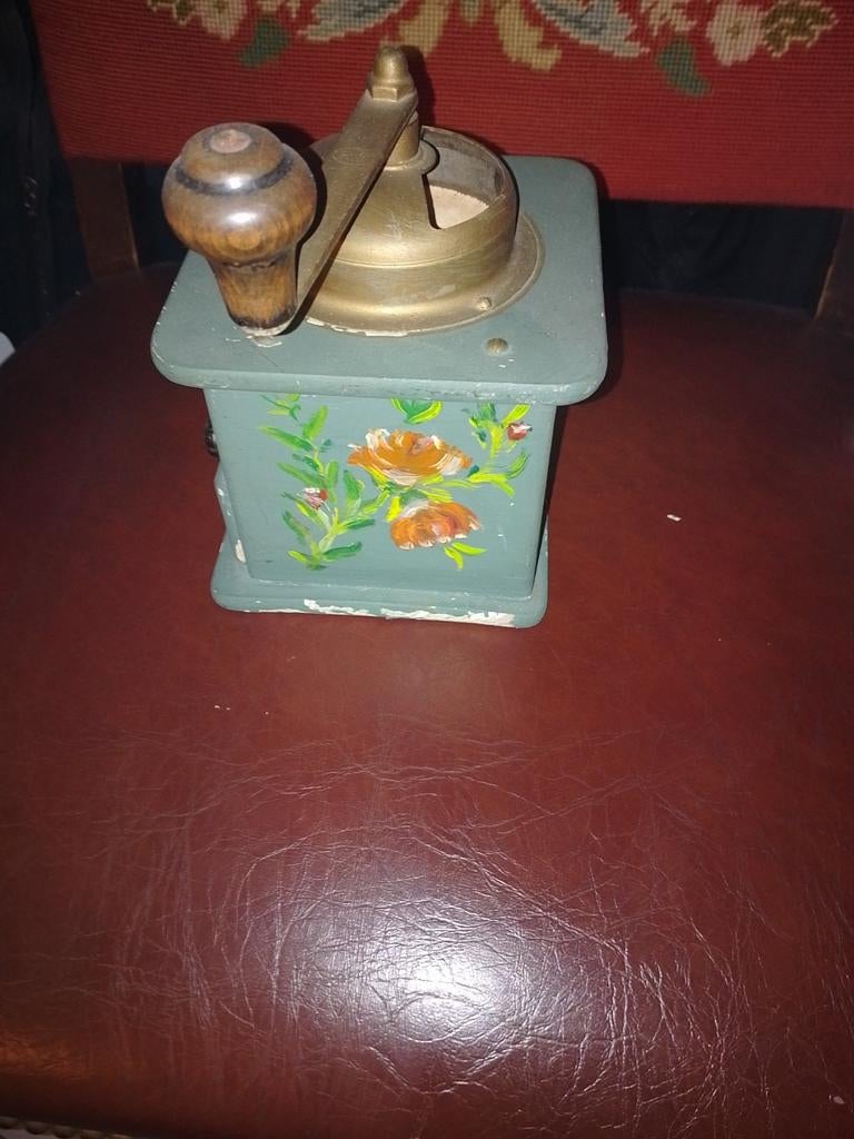 Antieke koffiemolen, Ophalen