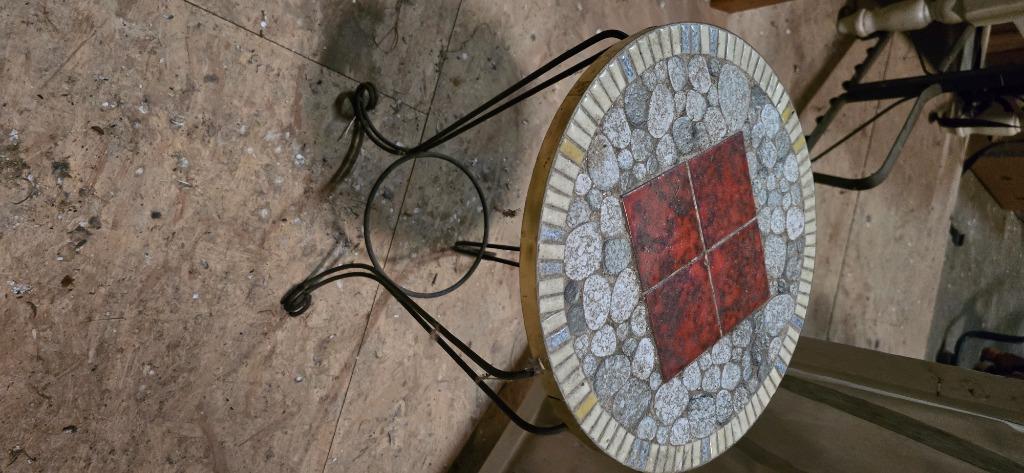 Petite table mosaïque, Enlèvement