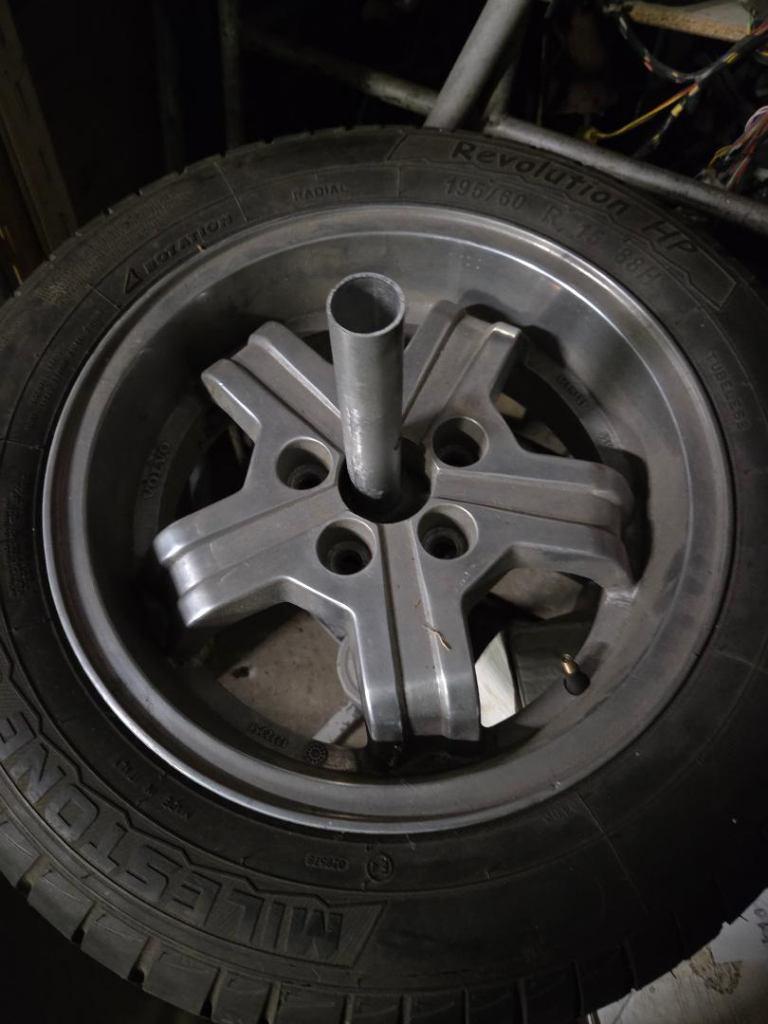Volvo 240 Turbo velg gepolijst en een gewoon orginele., Ophalen, Gebruikt, 15 inch, Velg(en)