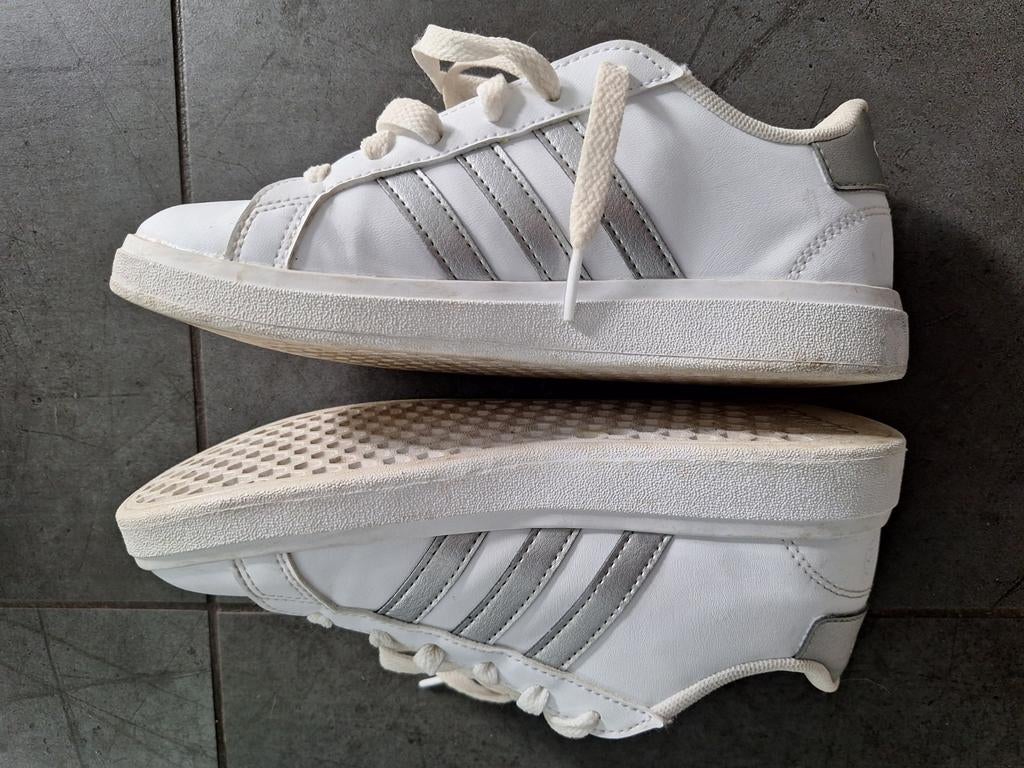 Baskets chaussures Adidas enfants garçon 35 comme neuves, Enlèvement, Comme neuf, Chaussures