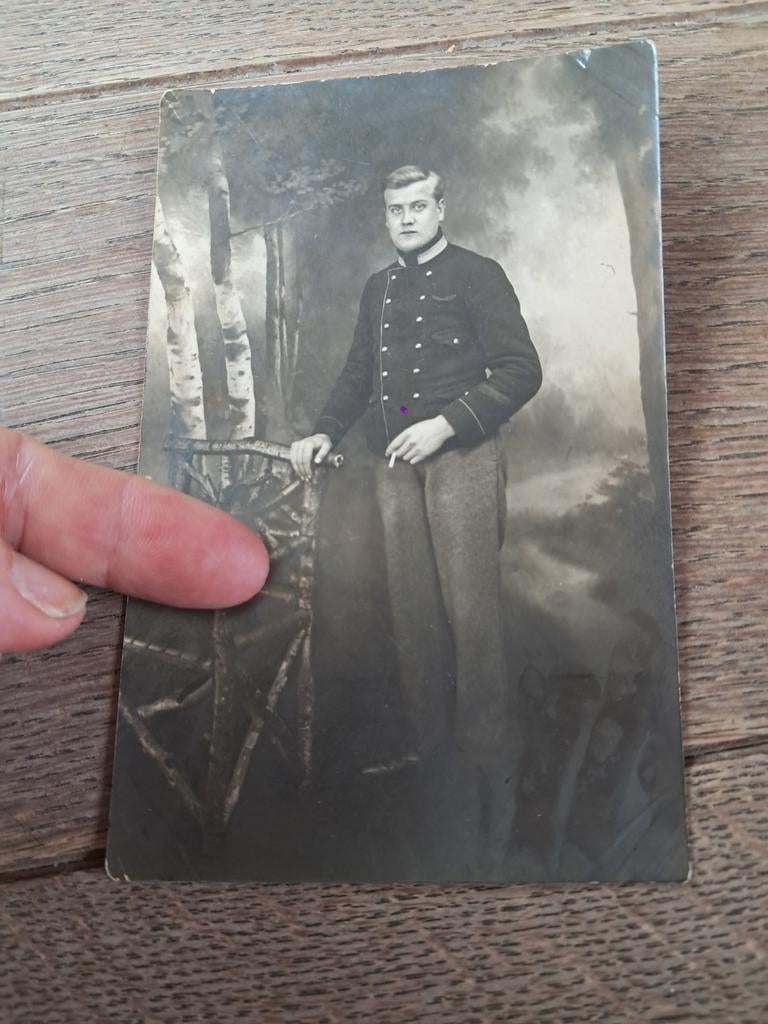 Vieil photographe homme avec cigarette et chaise avec branch, Enlèvement ou Envoi, Comme neuf