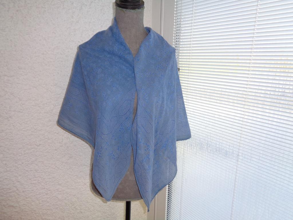 Foulard Châle bleu imprimé. 102 X 102 cm, Kleding | Dames, Ophalen of Verzenden, Gedragen